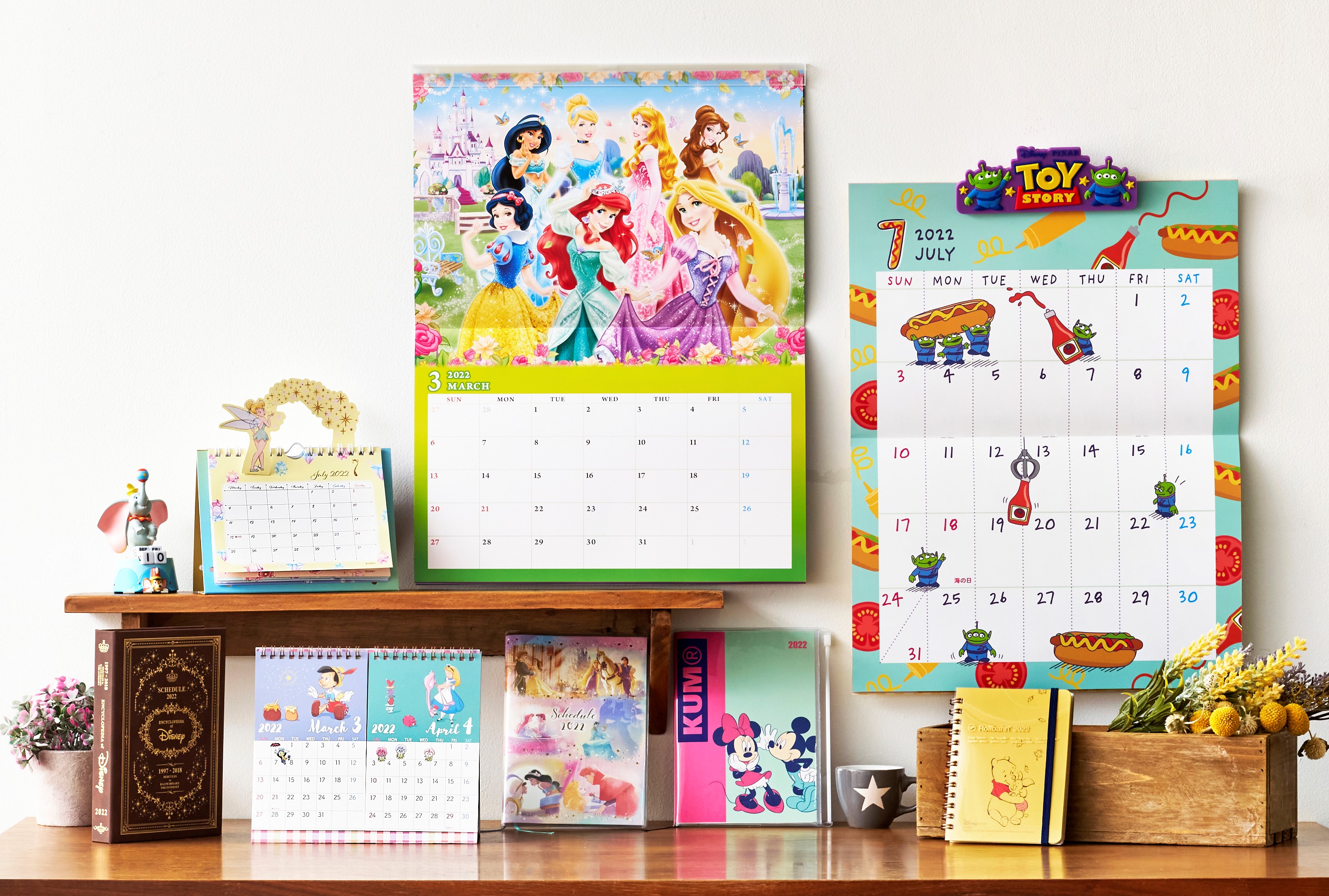 KUM」などとのコラボも♡ ディズニーストア2022年版カレンダー&手帳を