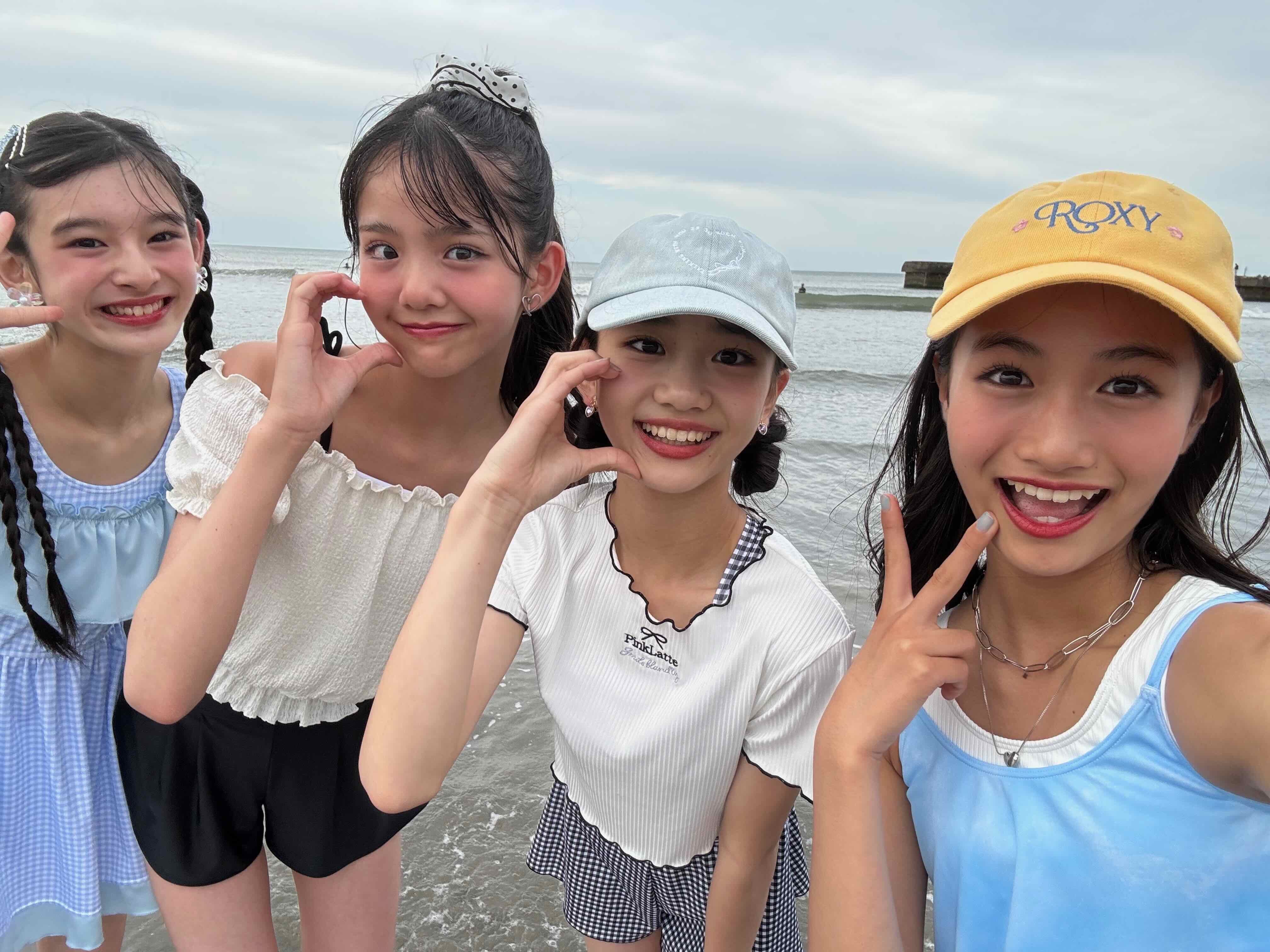 ビーチでの水着撮影で満点すまーいる♡」【8月号オフショット#10