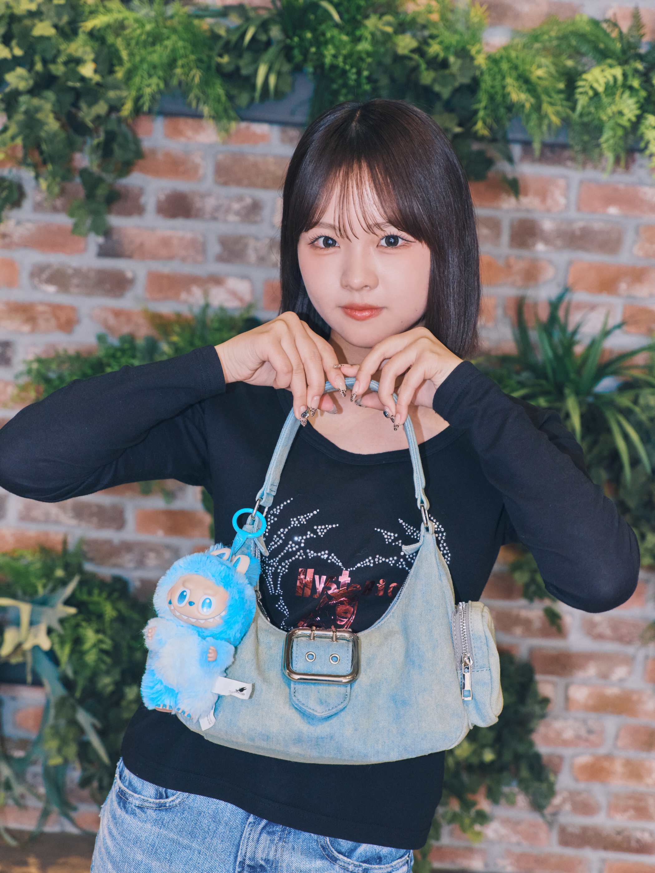 バッグの中身連載♡第15回は特別版】Laki（ラキ）佐藤 栞奈ちゃんの