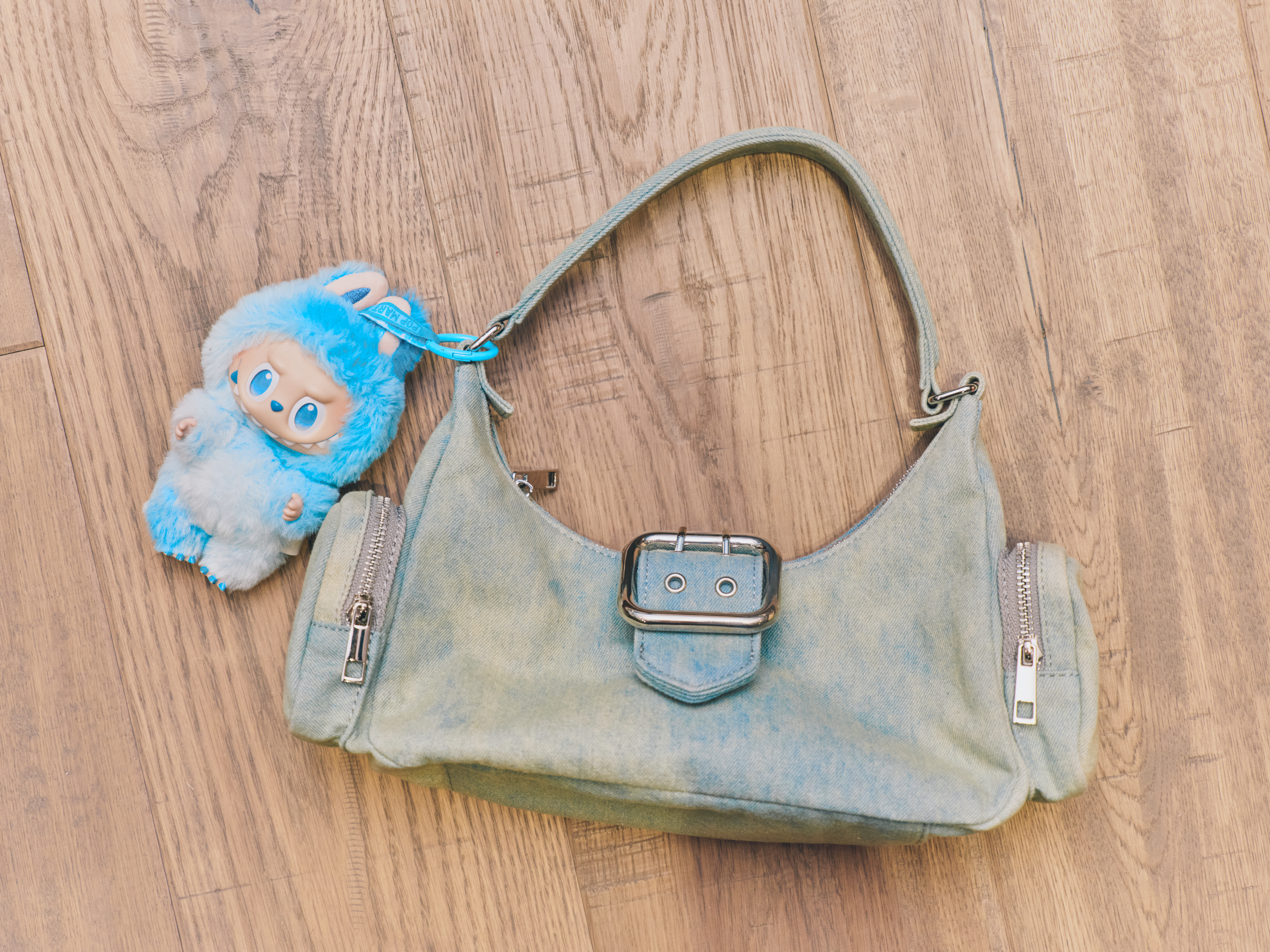 バッグの中身連載♡第15回は特別版】Laki（ラキ）佐藤 栞奈ちゃんの